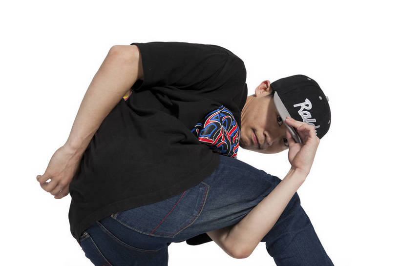 东方人,蹲,横图,彩色,室内,白天,时尚,跳舞,热情,北京,中国,仅一个人,图片,街头,休闲装,背面,健康,背影,个性,活力,激情,平衡,摄影,技巧,青春,街舞,酷,嘻哈,弹性,动感,技能,男人,男性,年轻男性,亚洲人,中国人,年轻人,半身,影棚拍摄,愉快,舞蹈,bj174