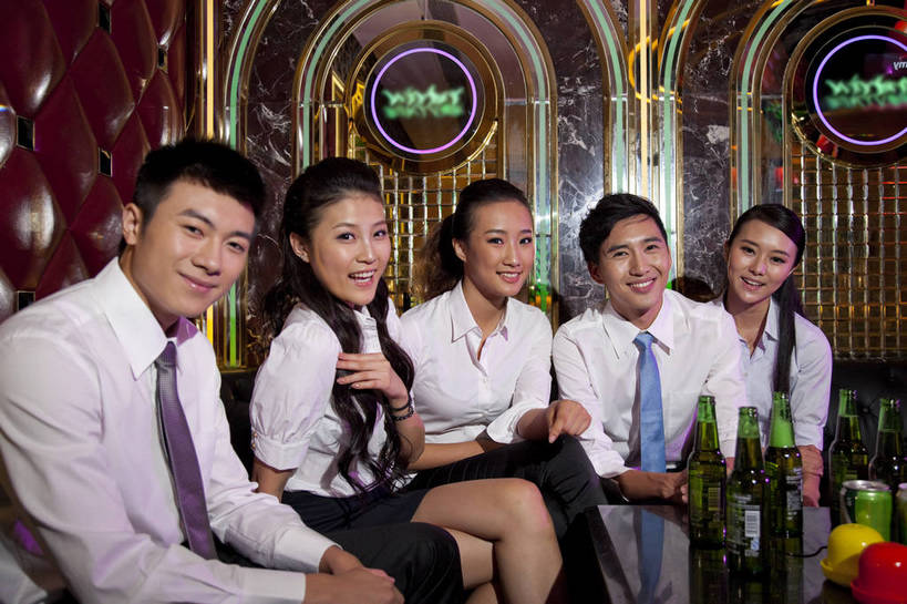 东方人,站,坐,横图,彩色,室内,白天,正面,侧面,聚会,时尚,友谊,热情,房间,KTV,北京,中国,五个人,图片,许多人,豪华,一群人,享受,健康,团体,休闲服,活力,可爱,美女,摄影,生活方式,ktv包厢,包厢,歌厅,包房,乐观,ktv包房,团结,男人,男性,年轻男性,年轻女性,女人,女性,亚洲人,中国人,年轻人,半身,派对,高兴,愉快,卡拉ok,奢华,bj174