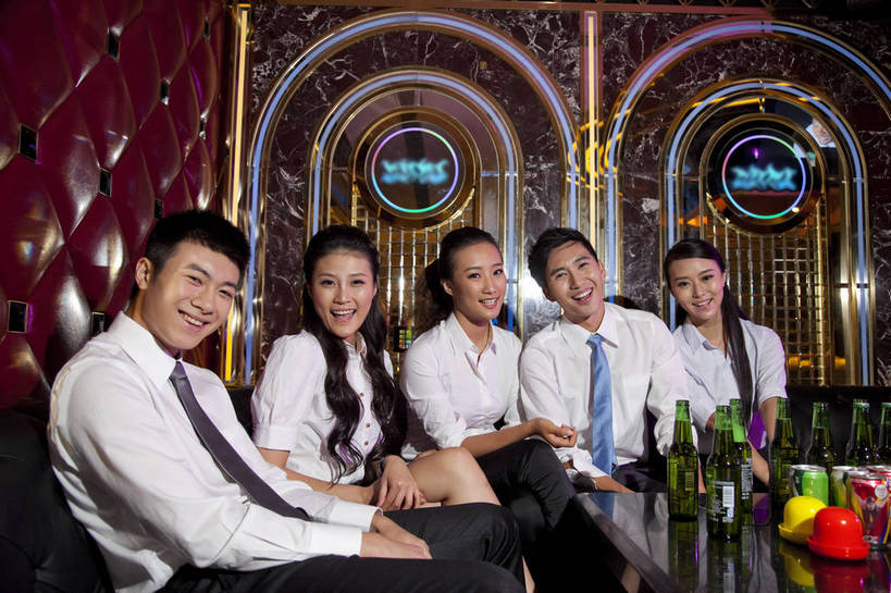 东方人,站,坐,横图,彩色,室内,白天,正面,侧面,聚会,时尚,友谊,热情,房间,KTV,北京,中国,五个人,图片,许多人,豪华,一群人,享受,健康,团体,休闲服,活力,可爱,美女,摄影,生活方式,ktv包厢,包厢,歌厅,包房,乐观,ktv包房,团结,男人,男性,年轻男性,年轻女性,女人,女性,亚洲人,中国人,年轻人,半身,派对,高兴,愉快,卡拉ok,奢华,bj174