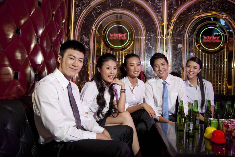 东方人,站,坐,横图,彩色,室内,白天,正面,侧面,聚会,时尚,友谊,热情,房间,KTV,北京,中国,五个人,图片,许多人,豪华,一群人,享受,健康,团体,休闲服,活力,可爱,美女,摄影,生活方式,ktv包厢,包厢,歌厅,包房,乐观,ktv包房,团结,男人,男性,年轻男性,年轻女性,女人,女性,亚洲人,中国人,年轻人,半身,派对,高兴,愉快,卡拉ok,奢华,bj174