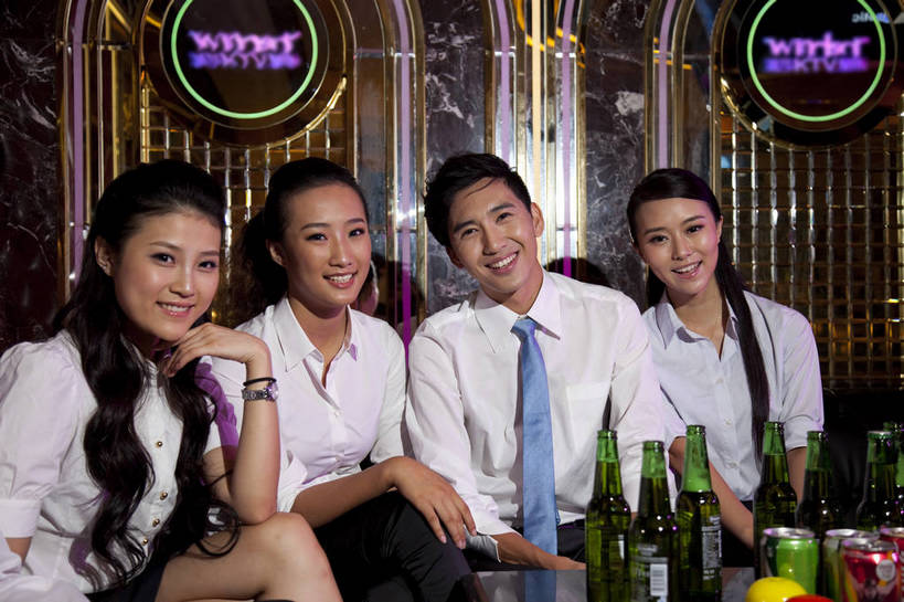 东方人,四个人,站,坐,横图,彩色,室内,白天,正面,侧面,聚会,时尚,友谊,热情,房间,KTV,北京,中国,图片,许多人,豪华,一群人,享受,健康,团体,休闲服,活力,可爱,美女,摄影,生活方式,ktv包厢,包厢,歌厅,包房,乐观,ktv包房,团结,男人,男性,年轻男性,年轻女性,女人,女性,亚洲人,中国人,年轻人,半身,派对,高兴,愉快,卡拉ok,奢华,bj174