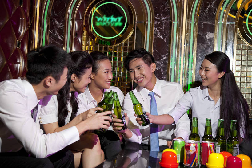 啤酒,东方人,站,坐,横图,彩色,室内,白天,正面,侧面,聚会,时尚,友谊,热情,房间,KTV,北京,中国,五个人,庆祝,图片,许多人,豪华,喝酒,一群人,享受,健康,团体,休闲服,活力,可爱,美女,摄影,生活方式,ktv包厢,包厢,歌厅,包房,乐观,ktv包房,团结,男人,男性,年轻男性,年轻女性,女人,女性,亚洲人,中国人,年轻人,半身,派对,高兴,愉快,卡拉ok,奢华,bj174