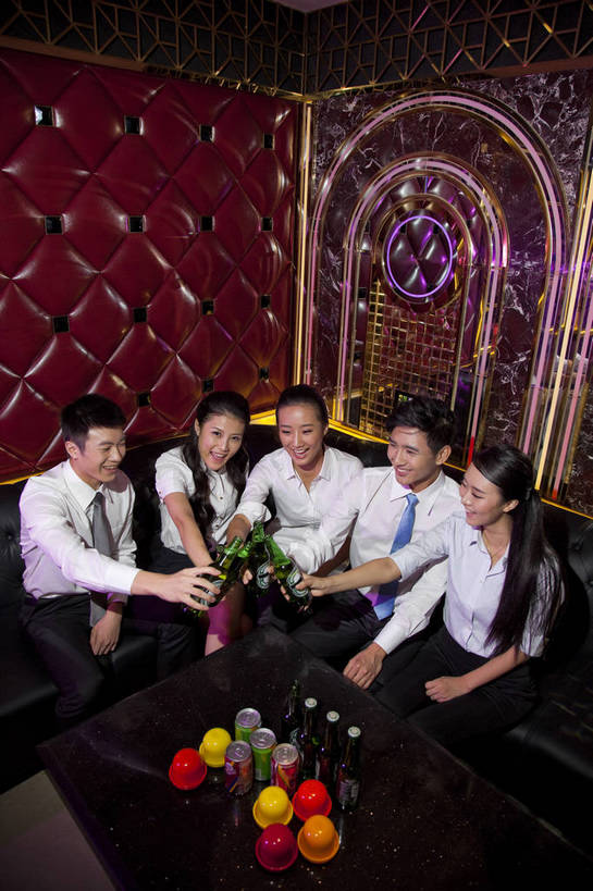 啤酒,东方人,站,坐,竖图,彩色,室内,白天,正面,侧面,聚会,时尚,友谊,热情,房间,KTV,北京,中国,五个人,庆祝,图片,许多人,豪华,喝酒,一群人,享受,健康,团体,休闲服,活力,可爱,美女,摄影,生活方式,ktv包厢,包厢,歌厅,包房,乐观,ktv包房,团结,男人,男性,年轻男性,年轻女性,女人,女性,亚洲人,中国人,年轻人,全身,派对,高兴,愉快,卡拉ok,奢华,bj174
