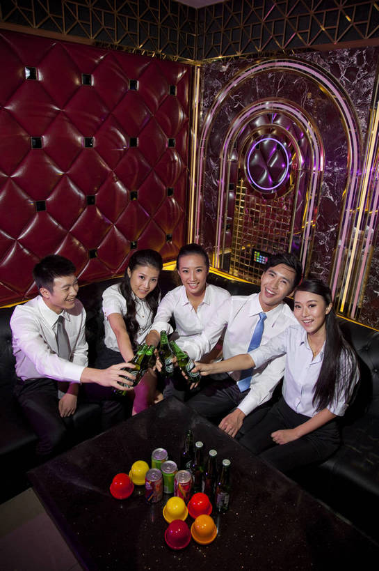 啤酒,东方人,站,坐,竖图,彩色,室内,白天,正面,侧面,聚会,时尚,友谊,热情,房间,KTV,北京,中国,五个人,庆祝,图片,许多人,豪华,喝酒,一群人,享受,健康,团体,休闲服,活力,可爱,美女,摄影,生活方式,ktv包厢,包厢,歌厅,包房,乐观,ktv包房,团结,男人,男性,年轻男性,年轻女性,女人,女性,亚洲人,中国人,年轻人,全身,派对,高兴,愉快,卡拉ok,奢华,bj174