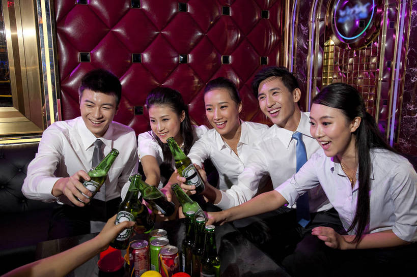 啤酒,东方人,站,坐,横图,彩色,室内,白天,正面,侧面,聚会,时尚,友谊,热情,房间,KTV,北京,中国,五个人,庆祝,图片,许多人,豪华,喝酒,一群人,享受,健康,团体,休闲服,活力,可爱,美女,摄影,生活方式,ktv包厢,包厢,歌厅,包房,乐观,ktv包房,团结,男人,男性,年轻男性,年轻女性,女人,女性,亚洲人,中国人,年轻人,半身,派对,高兴,愉快,卡拉ok,奢华,bj174