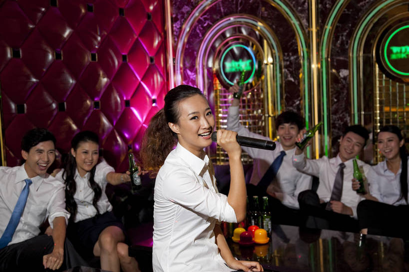 啤酒,东方人,站,坐,横图,彩色,室内,白天,正面,侧面,聚会,时尚,友谊,热情,房间,KTV,北京,中国,庆祝,图片,许多人,豪华,喝酒,六个人,一群人,享受,健康,团体,休闲服,活力,可爱,美女,唱歌,摄影,生活方式,ktv包厢,包厢,歌厅,包房,乐观,ktv包房,团结,男人,男性,年轻男性,年轻女性,女人,女性,亚洲人,中国人,年轻人,半身,派对,高兴,愉快,卡拉ok,奢华,bj174