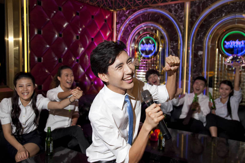 啤酒,东方人,站,坐,横图,彩色,室内,白天,正面,侧面,聚会,时尚,友谊,热情,房间,KTV,北京,中国,庆祝,图片,许多人,豪华,喝酒,六个人,一群人,享受,健康,团体,休闲服,活力,可爱,美女,唱歌,摄影,生活方式,ktv包厢,包厢,歌厅,包房,乐观,ktv包房,团结,男人,男性,年轻男性,年轻女性,女人,女性,亚洲人,中国人,年轻人,半身,派对,高兴,愉快,卡拉ok,奢华,bj174