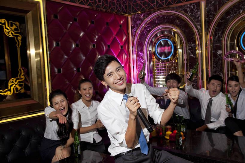 啤酒,东方人,站,坐,横图,彩色,室内,白天,正面,侧面,聚会,时尚,友谊,热情,房间,KTV,北京,中国,庆祝,图片,许多人,豪华,喝酒,六个人,一群人,享受,健康,团体,休闲服,活力,可爱,美女,唱歌,摄影,生活方式,ktv包厢,包厢,歌厅,包房,乐观,ktv包房,团结,男人,男性,年轻男性,年轻女性,女人,女性,亚洲人,中国人,年轻人,半身,派对,高兴,愉快,卡拉ok,奢华,bj174