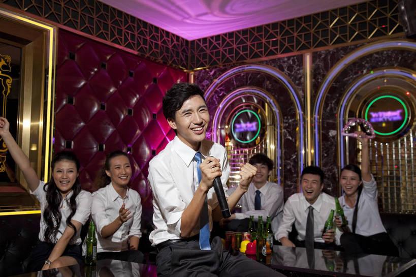 啤酒,东方人,站,坐,横图,彩色,室内,白天,正面,侧面,聚会,时尚,友谊,热情,房间,KTV,北京,中国,庆祝,图片,许多人,豪华,喝酒,六个人,一群人,享受,健康,团体,休闲服,活力,可爱,美女,唱歌,摄影,生活方式,ktv包厢,包厢,歌厅,包房,乐观,ktv包房,团结,男人,男性,年轻男性,年轻女性,女人,女性,亚洲人,中国人,年轻人,半身,派对,高兴,愉快,卡拉ok,奢华,bj174