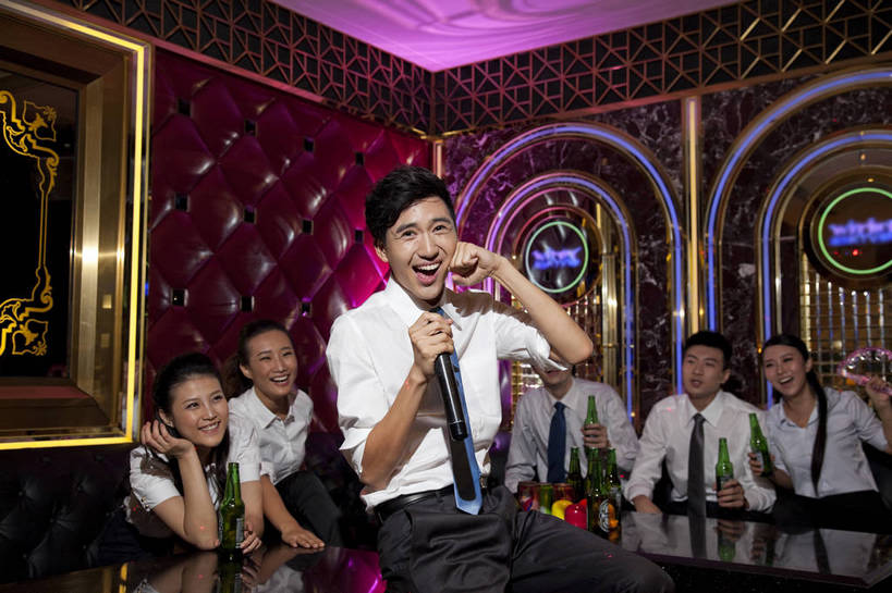 啤酒,东方人,站,坐,横图,彩色,室内,白天,正面,侧面,聚会,时尚,友谊,热情,房间,KTV,北京,中国,庆祝,图片,许多人,豪华,喝酒,六个人,一群人,享受,健康,团体,休闲服,活力,可爱,美女,唱歌,摄影,生活方式,ktv包厢,包厢,歌厅,包房,乐观,ktv包房,团结,男人,男性,年轻男性,年轻女性,女人,女性,亚洲人,中国人,年轻人,半身,派对,高兴,愉快,卡拉ok,奢华,bj174