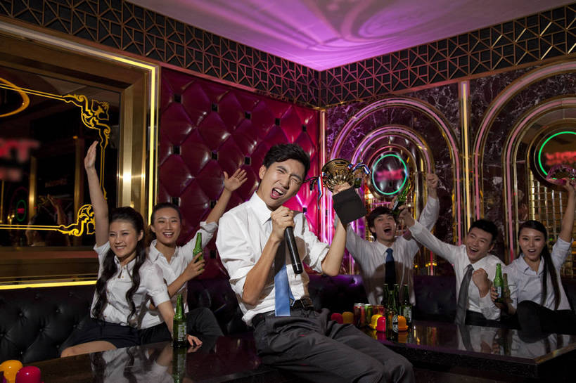 啤酒,东方人,站,坐,横图,彩色,室内,白天,正面,侧面,聚会,时尚,友谊,热情,房间,KTV,北京,中国,庆祝,图片,许多人,豪华,喝酒,六个人,一群人,享受,健康,团体,休闲服,活力,可爱,美女,唱歌,摄影,生活方式,ktv包厢,包厢,歌厅,包房,乐观,ktv包房,团结,男人,男性,年轻男性,年轻女性,女人,女性,亚洲人,中国人,年轻人,半身,派对,高兴,愉快,卡拉ok,奢华,bj174