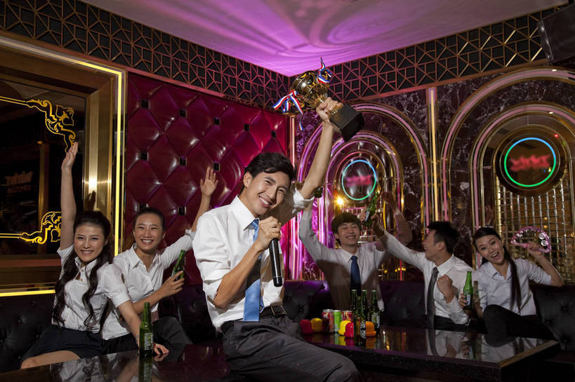 啤酒,东方人,站,坐,横图,彩色,室内,白天,正面,侧面,聚会,时尚,友谊,热情,房间,KTV,北京,中国,庆祝,图片,许多人,豪华,喝酒,六个人,一群人,享受,健康,团体,休闲服,活力,可爱,美女,唱歌,摄影,生活方式,ktv包厢,包厢,歌厅,包房,乐观,ktv包房,团结,男人,男性,年轻男性,年轻女性,女人,女性,亚洲人,中国人,年轻人,半身,派对,高兴,愉快,卡拉ok,奢华,bj174