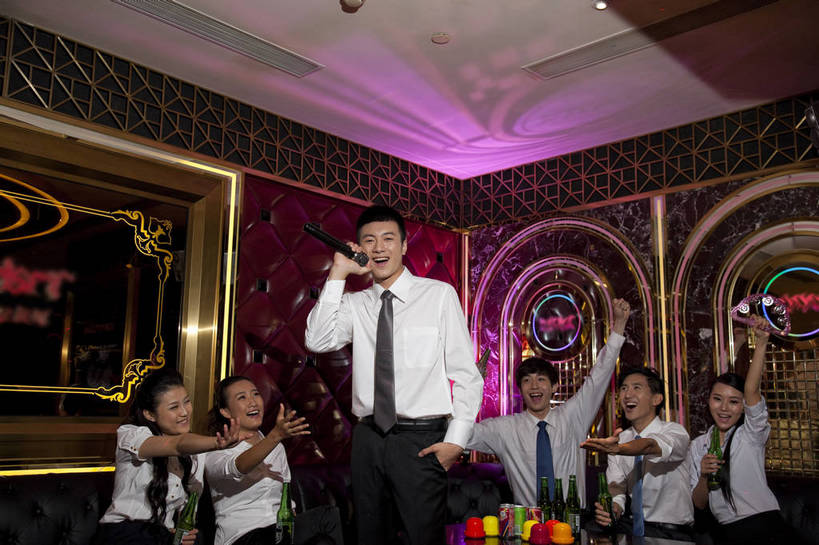 啤酒,东方人,站,坐,横图,彩色,室内,白天,正面,侧面,聚会,时尚,友谊,热情,房间,KTV,北京,中国,庆祝,图片,许多人,豪华,喝酒,六个人,一群人,享受,健康,团体,休闲服,活力,可爱,美女,唱歌,摄影,生活方式,ktv包厢,包厢,歌厅,包房,乐观,ktv包房,团结,男人,男性,年轻男性,年轻女性,女人,女性,亚洲人,中国人,年轻人,半身,派对,高兴,愉快,卡拉ok,奢华,bj174