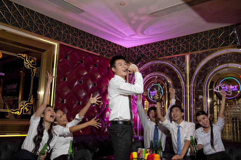 啤酒,东方人,站,坐,横图,彩色,室内,白天,正面,侧面,聚会,时尚,友谊,热情,房间,KTV,北京,中国,庆祝,图片,许多人,豪华,喝酒,六个人,一群人,享受,健康,团体,休闲服,活力,可爱,美女,唱歌,摄影,生活方式,ktv包厢,包厢,歌厅,包房,乐观,ktv包房,团结,男人,男性,年轻男性,年轻女性,女人,女性,亚洲人,中国人,年轻人,半身,派对,高兴,愉快,卡拉ok,奢华,bj174
