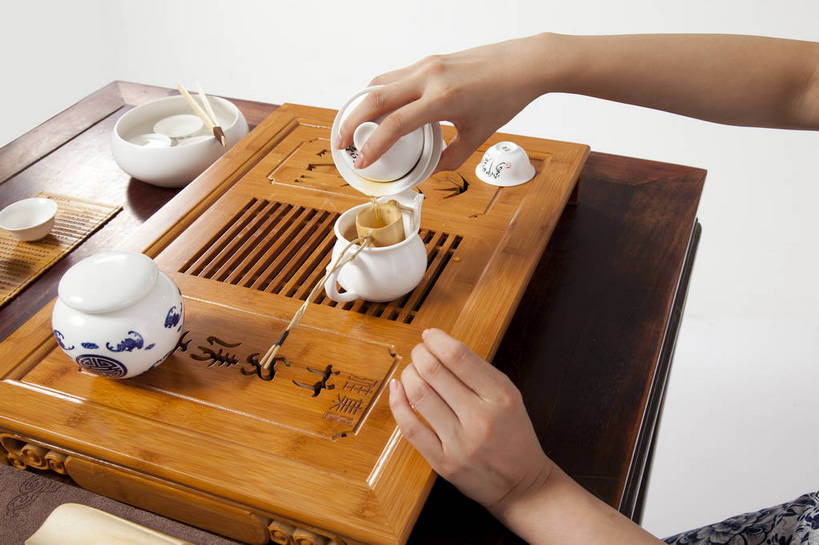 东方人,手,横图,彩色,室内,特写,白天,抠图,白色背景,北京,中国,仅一个人,图片,倒茶,古典,传统,茶壶,茶具,摄影,茶艺,沏茶,亚洲人,中国人,茶杯,影棚拍摄,bj174