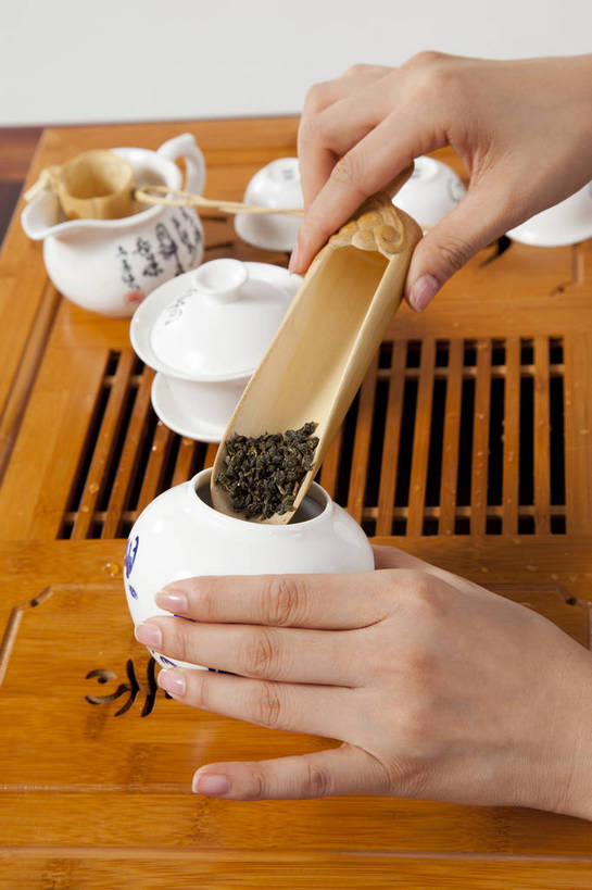 东方人,手,竖图,彩色,室内,特写,白天,抠图,白色背景,北京,中国,仅一个人,图片,倒茶,古典,传统,茶壶,茶具,竖,摄影,茶艺,沏茶,亚洲人,中国人,茶杯,影棚拍摄,bj174