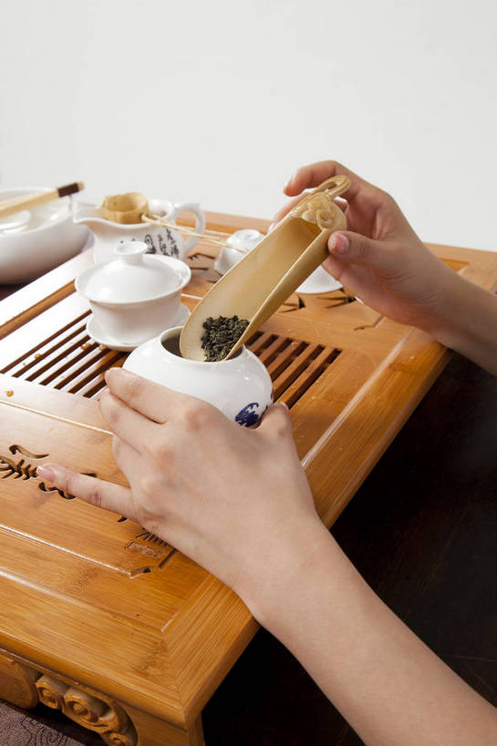 东方人,手,竖图,彩色,室内,特写,白天,抠图,白色背景,北京,中国,仅一个人,图片,倒茶,古典,传统,茶壶,茶具,竖,摄影,茶艺,沏茶,亚洲人,中国人,茶杯,影棚拍摄,bj174