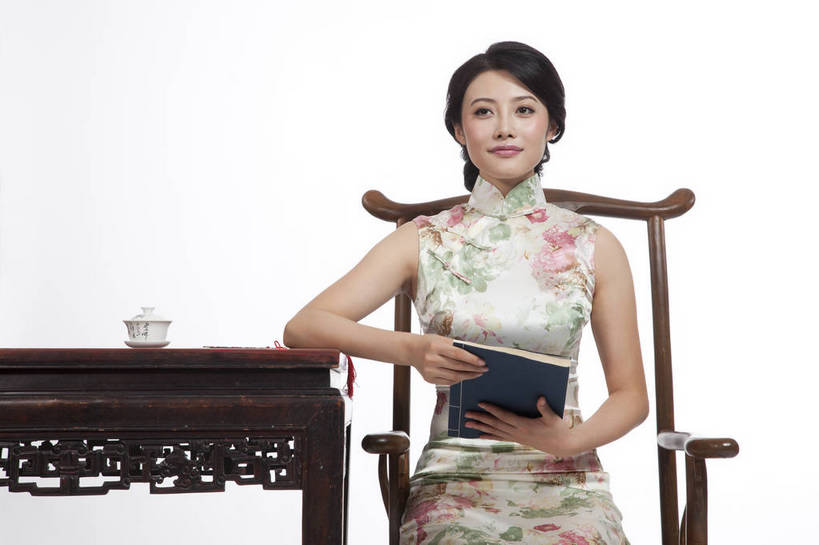 东方人,坐,横图,彩色,室内,白天,抠图,白色背景,正面,民族服装,看书,时尚,成功,桌子,书籍,椅子,北京,中国,仅一个人,旗袍,图片,古典,传统,书本,成熟,可爱,美女,自信,摄影,生活方式,青春,优雅,古书,乐观,年轻女性,女人,女性,亚洲人,中国人,年轻人,书,图书,半身,影棚拍摄,礼服,愉快,文献,古籍,bj174