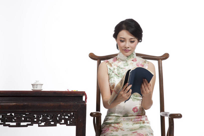 东方人,坐,横图,彩色,室内,白天,抠图,白色背景,正面,民族服装,看书,时尚,成功,桌子,书籍,椅子,北京,中国,仅一个人,旗袍,图片,古典,传统,书本,成熟,可爱,美女,自信,摄影,生活方式,青春,优雅,古书,乐观,年轻女性,女人,女性,亚洲人,中国人,年轻人,书,图书,半身,影棚拍摄,礼服,愉快,文献,古籍,bj174