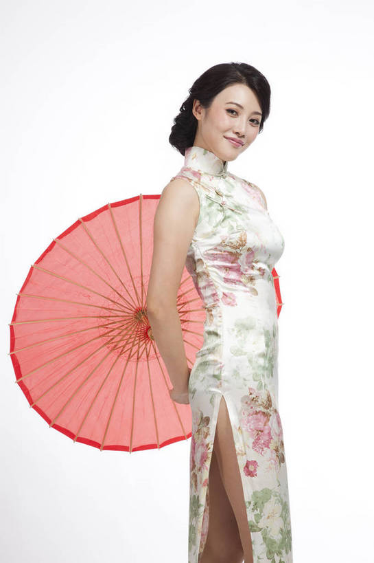 东方人,站,竖图,彩色,室内,白天,抠图,白色背景,侧面,民族服装,时尚,成功,北京,中国,仅一个人,旗袍,伞,图片,古典,传统,撑伞,成熟,可爱,美女,竖,自信,摄影,生活方式,青春,优雅,端庄,乐观,年轻女性,女人,女性,亚洲人,中国人,年轻人,半身,影棚拍摄,礼服,愉快,bj174