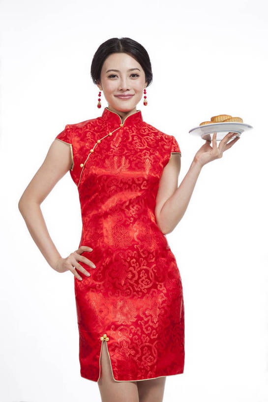 点心,月饼,东方人,站,捧,笑,竖图,彩色,室内,白天,抠图,白色背景,正面,民族服装,时尚,成功,北京,中国,仅一个人,旗袍,节日,庆祝,图片,料理,食品,面点,古典,文化,传统,美食,食物,糕点,庆典,喜庆,中式,成熟,可爱,美女,竖,自信,摄影,生活方式,纪念,青春,优雅,乐观,妖娆,宫饼,胡饼,团圆饼,小饼,月团,年轻女性,女人,女性,亚洲人,中国人,年轻人,端,端着,捧着,手捧,半身,影棚拍摄,礼服,愉快,bj174