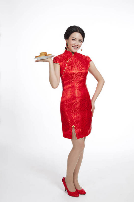 点心,月饼,东方人,站,捧,笑,竖图,彩色,室内,白天,抠图,白色背景,侧面,民族服装,时尚,成功,北京,中国,仅一个人,旗袍,节日,庆祝,图片,料理,食品,面点,古典,文化,传统,美食,食物,糕点,庆典,喜庆,中式,成熟,可爱,美女,竖,自信,摄影,生活方式,纪念,青春,优雅,乐观,妖娆,宫饼,胡饼,团圆饼,小饼,月团,年轻女性,女人,女性,亚洲人,中国人,年轻人,端,端着,捧着,手捧,全身,影棚拍摄,礼服,愉快,bj174