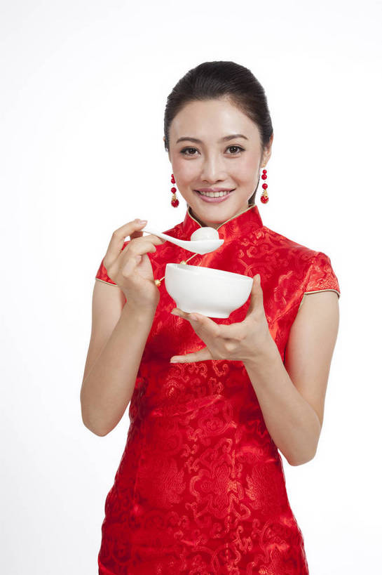 点心,汤团,东方人,站,笑,吃,竖图,彩色,室内,白天,抠图,白色背景,正面,民族服装,时尚,成功,北京,中国,仅一个人,旗袍,节日,庆祝,图片,料理,食品,古典,文化,传统,美食,食物,糕点,品尝,庆典,喜庆,中式,成熟,可爱,美女,竖,自信,摄影,生活方式,纪念,青春,优雅,汤圆,元宵,乐观,妖娆,年轻女性,女人,女性,亚洲人,中国人,年轻人,嚼,食,半身,影棚拍摄,礼服,愉快,bj174