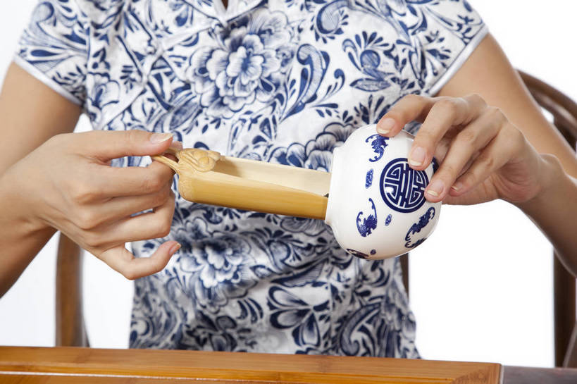 东方人,手,坐,横图,彩色,室内,特写,白天,抠图,白色背景,正面,北京,中国,仅一个人,图片,倒茶,古典,传统,茶壶,茶具,美女,摄影,茶艺,沏茶,年轻女性,女人,女性,亚洲人,中国人,年轻人,茶杯,影棚拍摄,bj174