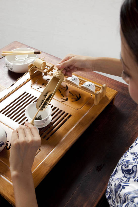 东方人,手,竖图,彩色,室内,特写,白天,抠图,白色背景,北京,中国,仅一个人,图片,倒茶,古典,传统,茶壶,茶具,竖,摄影,茶艺,沏茶,亚洲人,中国人,茶杯,影棚拍摄,bj174