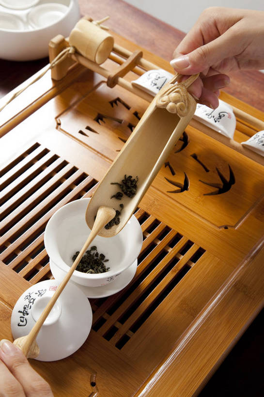 东方人,手,竖图,彩色,室内,特写,白天,抠图,白色背景,北京,中国,仅一个人,图片,倒茶,古典,传统,茶壶,茶具,竖,摄影,茶艺,沏茶,亚洲人,中国人,茶杯,影棚拍摄,bj174