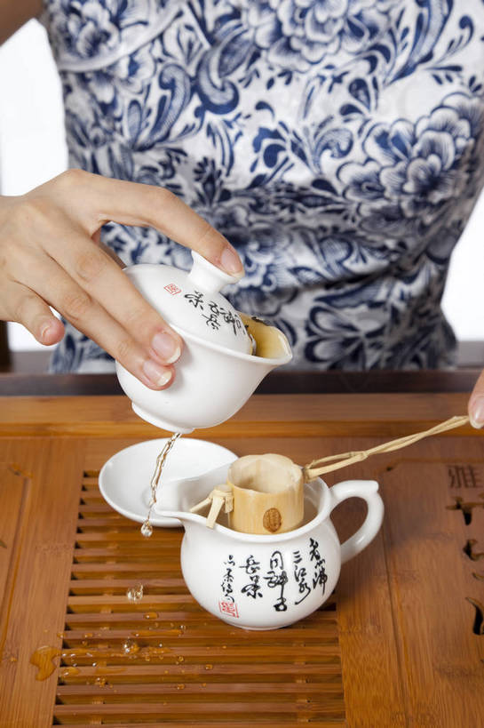 东方人,手,坐,竖图,彩色,室内,特写,白天,抠图,白色背景,正面,北京,中国,仅一个人,图片,倒茶,古典,传统,茶壶,茶具,美女,竖,摄影,茶艺,沏茶,年轻女性,女人,女性,亚洲人,中国人,年轻人,茶杯,影棚拍摄,bj174
