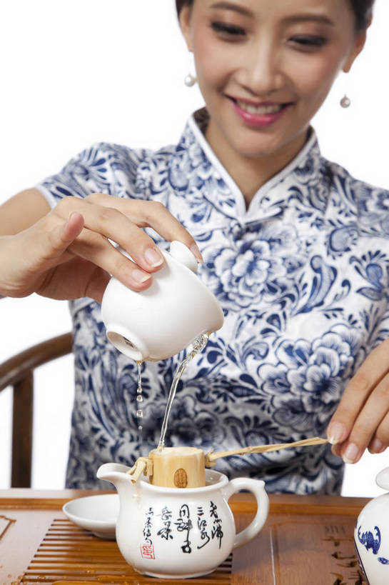 东方人,手,坐,竖图,彩色,室内,特写,白天,抠图,白色背景,正面,北京,中国,仅一个人,图片,倒茶,古典,传统,茶壶,茶具,美女,竖,摄影,茶艺,沏茶,年轻女性,女人,女性,亚洲人,中国人,年轻人,茶杯,半身,影棚拍摄,bj174