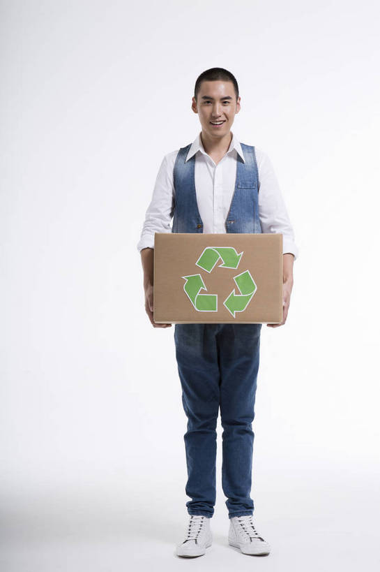 东方人,一个人,站,竖图,彩色,室内,白天,抠图,白色背景,正面,时尚,北京,中国,图片,纸箱,休闲,休闲服,活力,可爱,竖,摄影,生活方式,青春,牛仔装,乐观,男人,男性,年轻男性,亚洲人,中国人,年轻人,捧着,全身,影棚拍摄,高兴,愉快,bj174