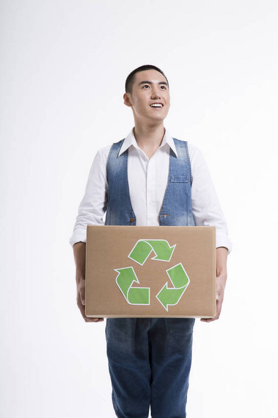 东方人,一个人,站,竖图,彩色,室内,白天,抠图,白色背景,正面,时尚,北京,中国,图片,纸箱,休闲,休闲服,活力,可爱,竖,摄影,生活方式,青春,牛仔装,乐观,男人,男性,年轻男性,亚洲人,中国人,年轻人,捧着,半身,影棚拍摄,高兴,愉快,bj174