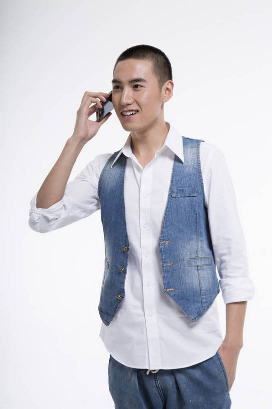 东方人,一个人,站,打电话,竖图,彩色,室内,白天,抠图,白色背景,正面,时尚,手机,北京,中国,图片,休闲,休闲服,活力,可爱,竖,摄影,生活方式,青春,牛仔装,乐观,男人,男性,年轻男性,亚洲人,中国人,年轻人,半身,影棚拍摄,高兴,愉快,bj174