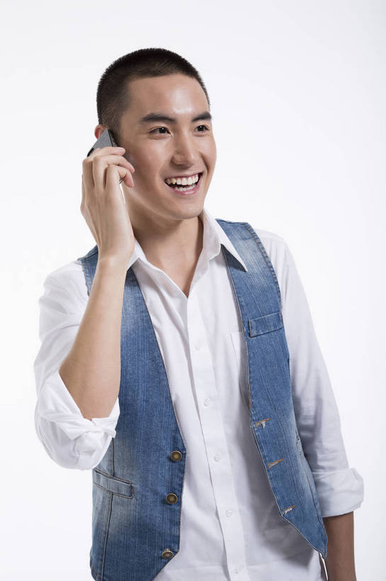 东方人,一个人,站,打电话,竖图,彩色,室内,白天,抠图,白色背景,正面,时尚,手机,北京,中国,图片,休闲,休闲服,活力,可爱,竖,摄影,生活方式,青春,牛仔装,乐观,男人,男性,年轻男性,亚洲人,中国人,年轻人,半身,影棚拍摄,高兴,愉快,bj174