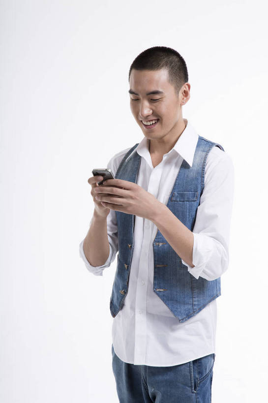 东方人,一个人,站,打电话,竖图,彩色,室内,白天,抠图,白色背景,侧面,时尚,手机,北京,中国,图片,休闲,休闲服,活力,可爱,竖,摄影,生活方式,青春,牛仔装,乐观,男人,男性,年轻男性,亚洲人,中国人,年轻人,半身,影棚拍摄,高兴,愉快,bj174