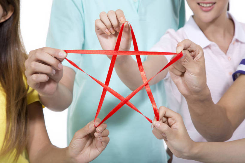 东方人,三个人,伙伴,站,横图,彩色,室内,白天,抠图,白色背景,时尚,合作,团队,北京,中国,绳,图片,星星,许多人,一群人,休闲,休闲服,活力,可爱,美女,摄影,生活方式,青春,同伴,乐观,友情,男人,男性,年轻男性,年轻女性,女人,女性,亚洲人,中国人,年轻人,五角星,影棚拍摄,高兴,愉快,bj174