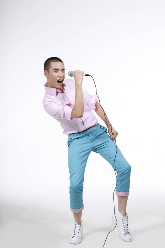 东方人,一个人,站,竖图,彩色,室内,白天,抠图,白色背景,正面,时尚,北京,中国,图片,休闲,休闲服,活力,可爱,竖,唱歌,摄影,生活方式,青春,手舞足蹈,乐观,男人,男性,年轻男性,亚洲人,中国人,年轻人,全身,影棚拍摄,高兴,愉快,bj174