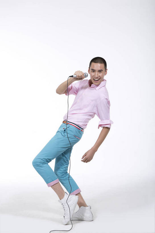 东方人,一个人,站,竖图,彩色,室内,白天,抠图,白色背景,侧面,时尚,北京,中国,图片,休闲,休闲服,活力,可爱,竖,唱歌,摄影,生活方式,青春,手舞足蹈,乐观,男人,男性,年轻男性,亚洲人,中国人,年轻人,全身,影棚拍摄,高兴,愉快,bj174