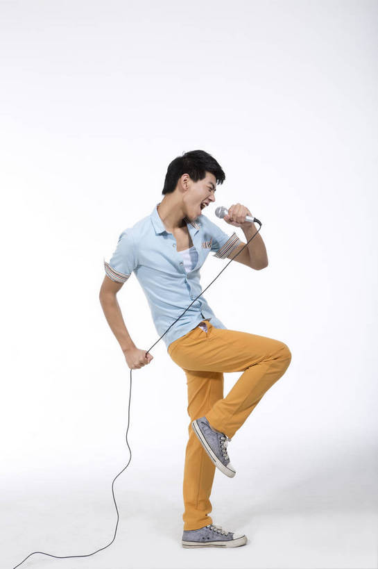 东方人,一个人,跳,竖图,彩色,室内,白天,抠图,白色背景,侧面,时尚,北京,中国,图片,休闲,休闲服,活力,可爱,竖,唱歌,摄影,生活方式,青春,手舞足蹈,乐观,男人,男性,年轻男性,亚洲人,中国人,年轻人,全身,影棚拍摄,高兴,愉快,bj174