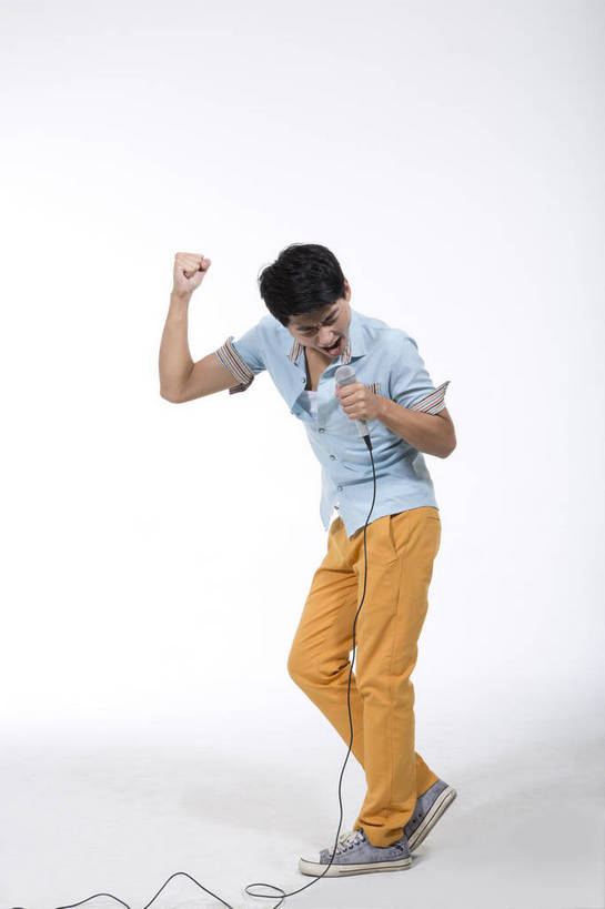 东方人,一个人,站,竖图,彩色,室内,白天,抠图,白色背景,侧面,时尚,北京,中国,图片,休闲,休闲服,活力,可爱,竖,唱歌,摄影,生活方式,青春,手舞足蹈,乐观,男人,男性,年轻男性,亚洲人,中国人,年轻人,全身,影棚拍摄,高兴,愉快,bj174