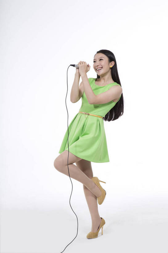 东方人,跳,竖图,彩色,室内,白天,抠图,白色背景,侧面,时尚,北京,中国,仅一个人,图片,休闲服,活力,可爱,美女,竖,自信,唱歌,摄影,生活方式,青春,手舞足蹈,轻松,乐观,年轻女性,女人,女性,亚洲人,中国人,年轻人,全身,影棚拍摄,愉快,bj174