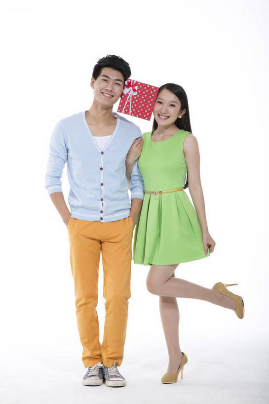 东方人,两个人,站,竖图,彩色,室内,白天,抠图,白色背景,正面,爱情,时尚,礼盒,北京,中国,图片,休闲,休闲服,活力,可爱,美女,竖,摄影,生活方式,青春,亲近,送礼,乐观,男人,男性,年轻男性,年轻女性,女人,女性,亚洲人,中国人,年轻人,情侣,全身,影棚拍摄,高兴,愉快,bj174