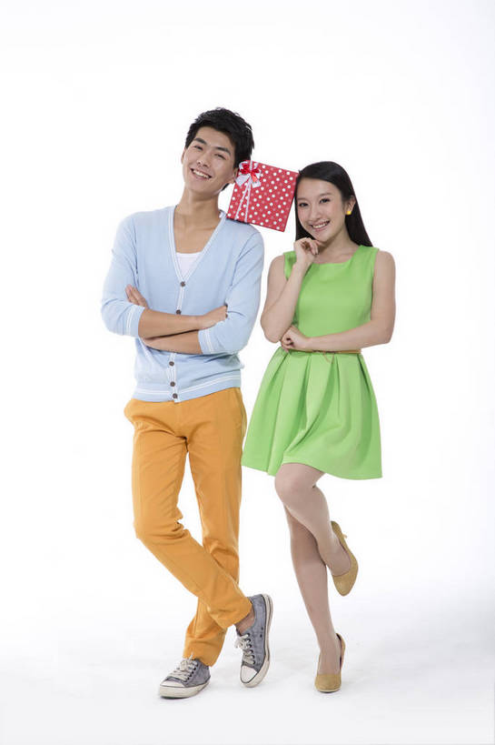 东方人,两个人,站,竖图,彩色,室内,白天,抠图,白色背景,正面,爱情,时尚,礼盒,北京,中国,图片,休闲,休闲服,活力,可爱,美女,竖,摄影,生活方式,青春,亲近,送礼,乐观,男人,男性,年轻男性,年轻女性,女人,女性,亚洲人,中国人,年轻人,情侣,全身,影棚拍摄,高兴,愉快,bj174
