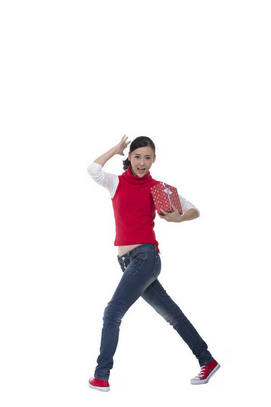 东方人,站,竖图,彩色,室内,白天,抠图,白色背景,侧面,时尚,礼盒,北京,中国,仅一个人,图片,休闲服,活力,可爱,美女,竖,自信,摄影,生活方式,青春,轻松,送礼,乐观,年轻女性,女人,女性,亚洲人,中国人,年轻人,全身,影棚拍摄,愉快,bj174