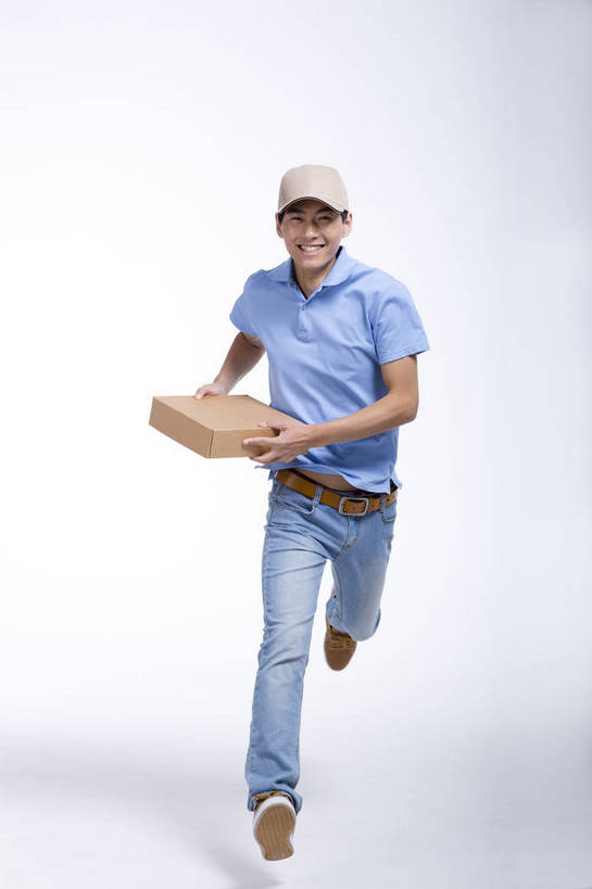 东方人,一个人,跑,竖图,彩色,室内,白天,抠图,白色背景,正面,工作服,北京,中国,工作,图片,职业装,盒子,快递员,职业,休闲,活力,可爱,竖,摄影,青春,送货,乐观,男人,男性,年轻男性,亚洲人,中国人,年轻人,全身,影棚拍摄,高兴,愉快,bj174