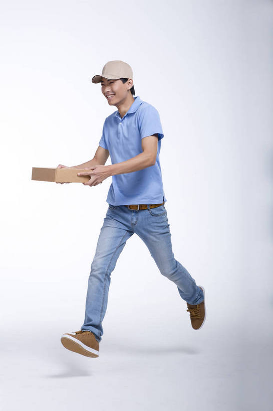 东方人,一个人,跑,竖图,彩色,室内,白天,抠图,白色背景,侧面,工作服,北京,中国,工作,图片,职业装,盒子,快递员,职业,休闲,活力,可爱,竖,摄影,青春,送货,乐观,男人,男性,年轻男性,亚洲人,中国人,年轻人,全身,影棚拍摄,高兴,愉快,bj174