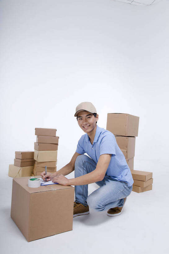 东方人,一个人,蹲,竖图,彩色,室内,白天,抠图,白色背景,侧面,工作服,北京,中国,工作,包装,图片,纸箱,职业装,盒子,快递员,职业,休闲,活力,可爱,竖,摄影,青春,填写,送货,乐观,男人,男性,年轻男性,亚洲人,中国人,年轻人,全身,影棚拍摄,高兴,愉快,bj174