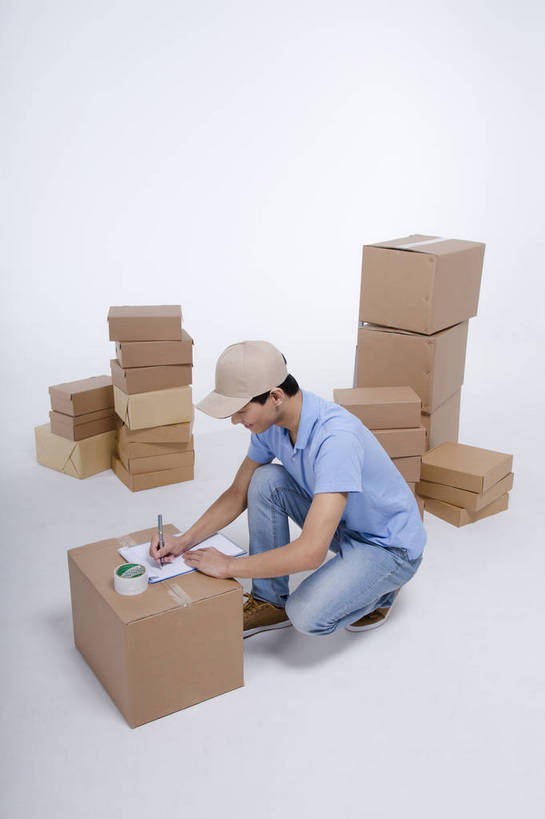 东方人,一个人,蹲,竖图,彩色,室内,白天,抠图,白色背景,侧面,工作服,北京,中国,工作,包装,图片,纸箱,职业装,盒子,快递员,职业,休闲,活力,可爱,竖,摄影,青春,填写,送货,乐观,男人,男性,年轻男性,亚洲人,中国人,年轻人,全身,影棚拍摄,高兴,愉快,bj174